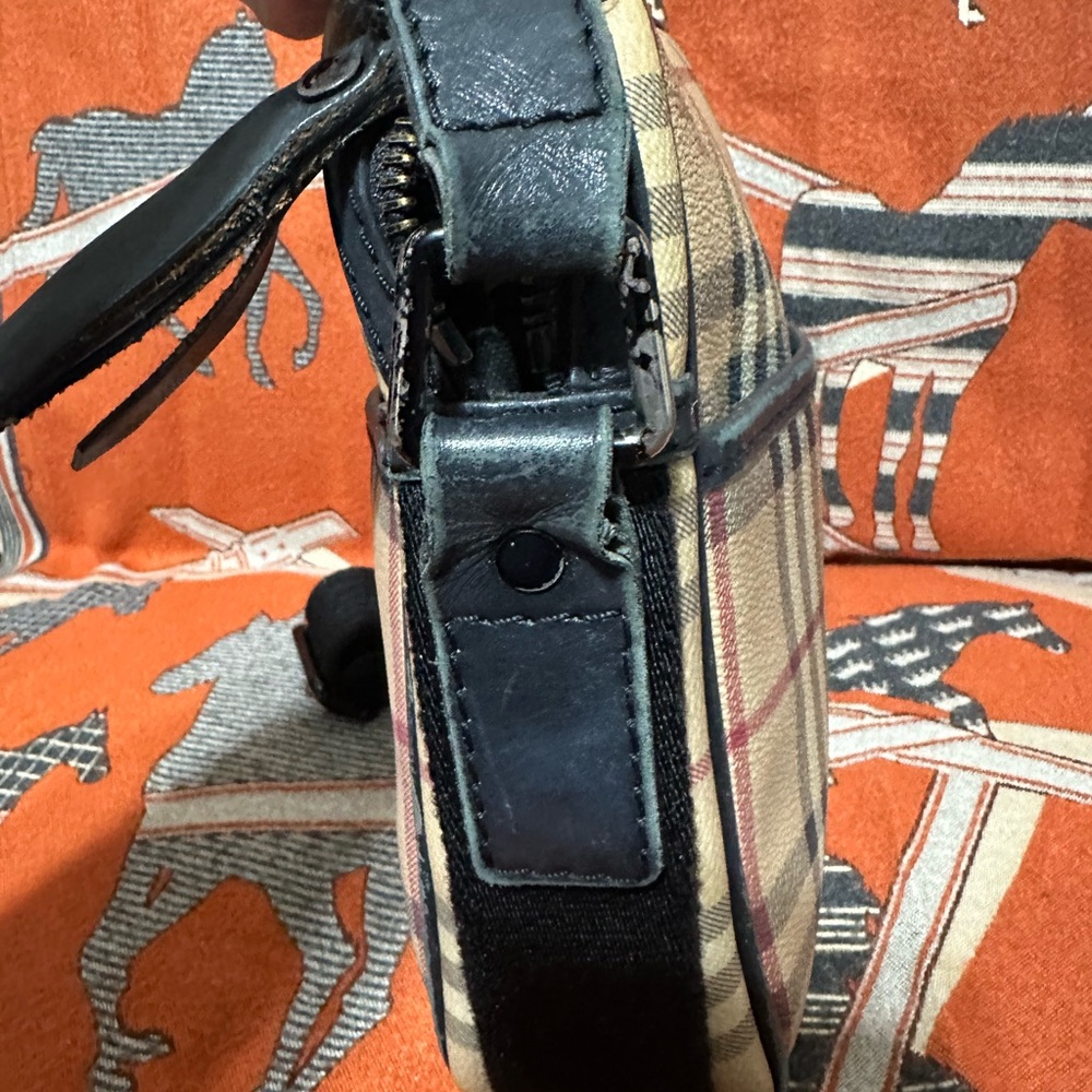 BURBERRY ❤️🌟CHECK PATTERN MESSENGER BAG ⭐️ - Picture 3 of 10